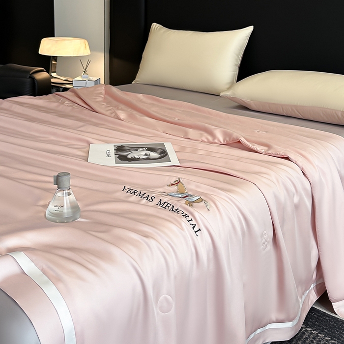 91家纺网 家纺一手货源 找家纺 薇玛仕 2026新款绣花80支兰精天丝可水洗蚕丝被100蚕丝填充夏凉被空调被 倩影粉