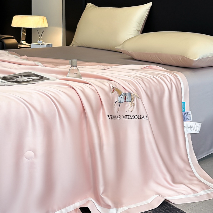 91家纺网 家纺一手货源 找家纺 薇玛仕 2026新款绣花80支兰精天丝可水洗蚕丝被100蚕丝填充夏凉被空调被 倩影粉