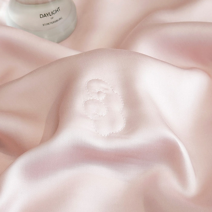 91家纺网 家纺一手货源 找家纺 薇玛仕 2026新款绣花80支兰精天丝可水洗蚕丝被100蚕丝填充夏凉被空调被 倩影粉