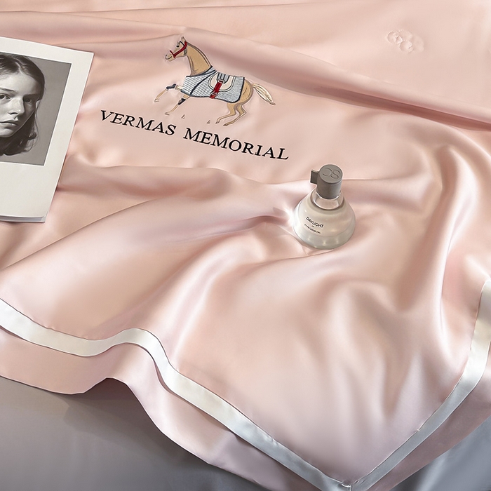 91家纺网 家纺一手货源 找家纺 薇玛仕 2026新款绣花80支兰精天丝可水洗蚕丝被100蚕丝填充夏凉被空调被 倩影粉