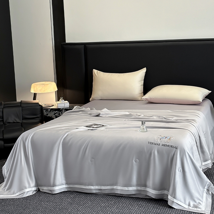 91家纺网 家纺一手货源 找家纺 薇玛仕 2026新款绣花80支兰精天丝可水洗蚕丝被100蚕丝填充夏凉被空调被 清雅灰