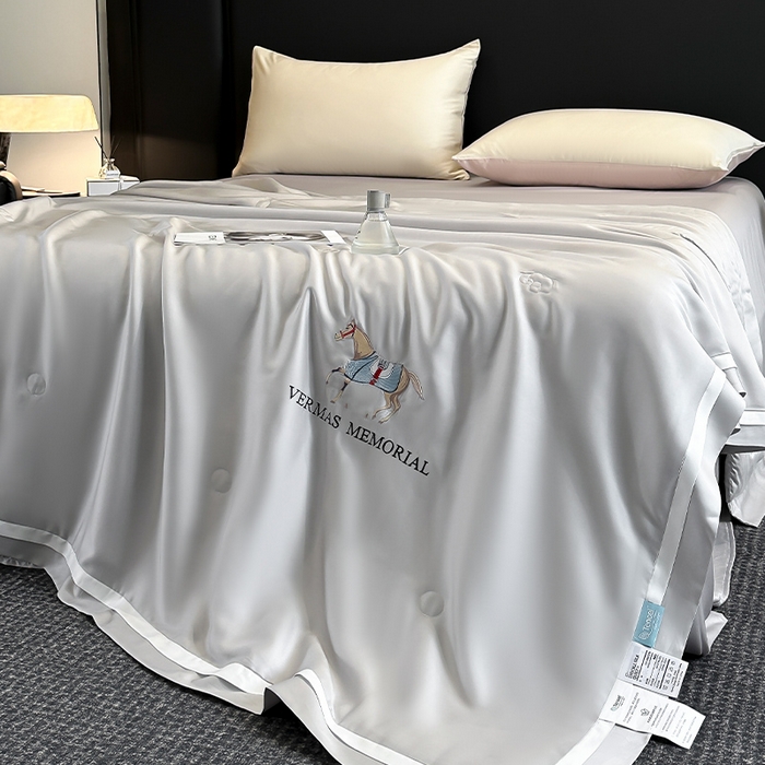 91家纺网 家纺一手货源 找家纺 薇玛仕 2026新款绣花80支兰精天丝可水洗蚕丝被100蚕丝填充夏凉被空调被 清雅灰