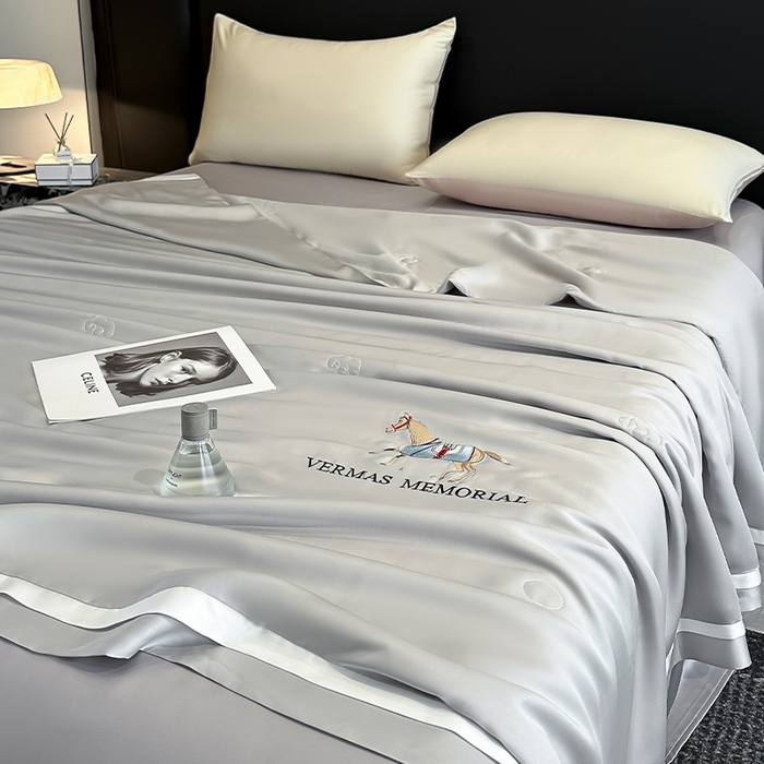 91家纺网 家纺一手货源 找家纺 薇玛仕 2026新款绣花80支兰精天丝可水洗蚕丝被100蚕丝填充夏凉被空调被 清雅灰