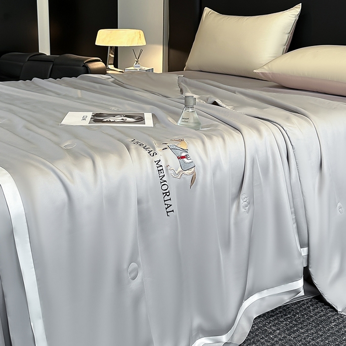 91家纺网 家纺一手货源 找家纺 薇玛仕 2026新款绣花80支兰精天丝可水洗蚕丝被100蚕丝填充夏凉被空调被 清雅灰