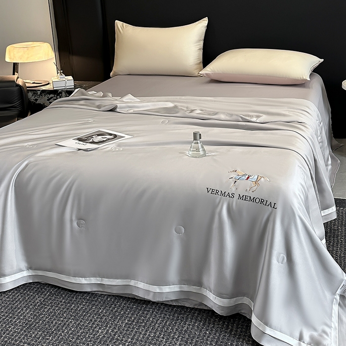 91家纺网 家纺一手货源 找家纺 薇玛仕 2026新款绣花80支兰精天丝可水洗蚕丝被100蚕丝填充夏凉被空调被 清雅灰