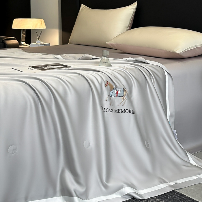 91家纺网 家纺一手货源 找家纺 薇玛仕 2026新款绣花80支兰精天丝可水洗蚕丝被100蚕丝填充夏凉被空调被 清雅灰