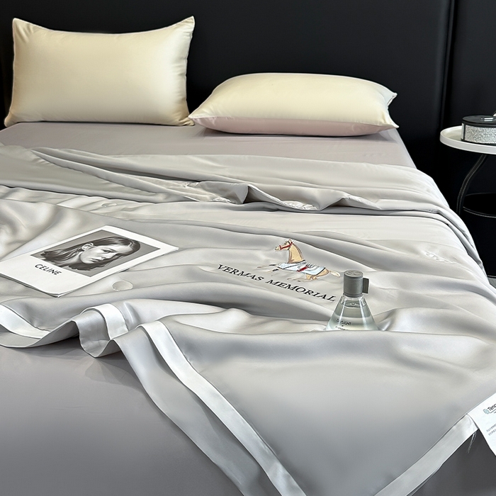 91家纺网 家纺一手货源 找家纺 薇玛仕 2026新款绣花80支兰精天丝可水洗蚕丝被100蚕丝填充夏凉被空调被 清雅灰