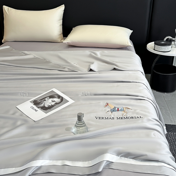 91家纺网 家纺一手货源 找家纺 薇玛仕 2026新款绣花80支兰精天丝可水洗蚕丝被100蚕丝填充夏凉被空调被 清雅灰