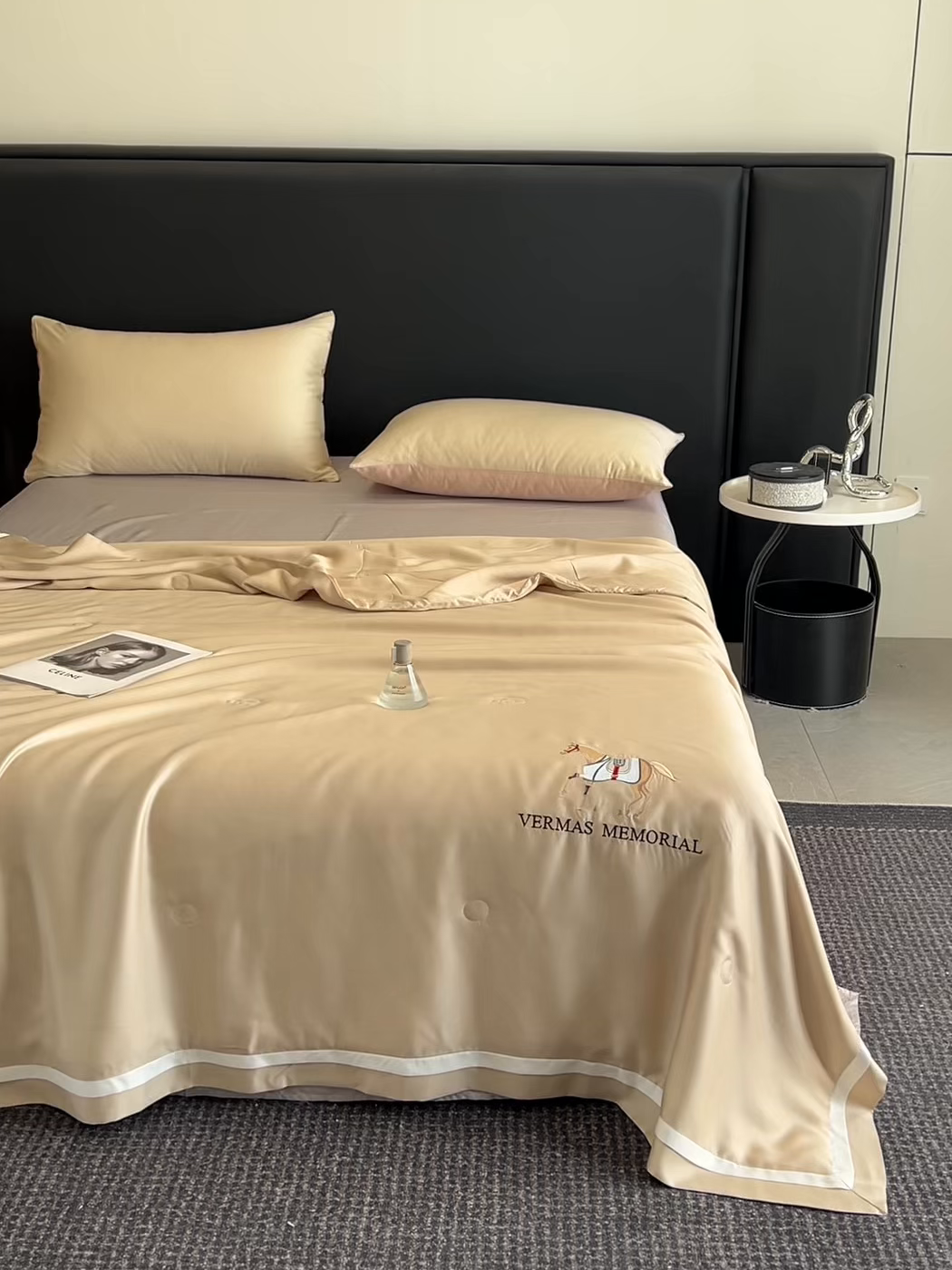 91家纺网 家纺一手货源 找家纺 薇玛仕 2026新款绣花80支兰精天丝可水洗蚕丝被100蚕丝填充夏凉被空调被 香槟咖