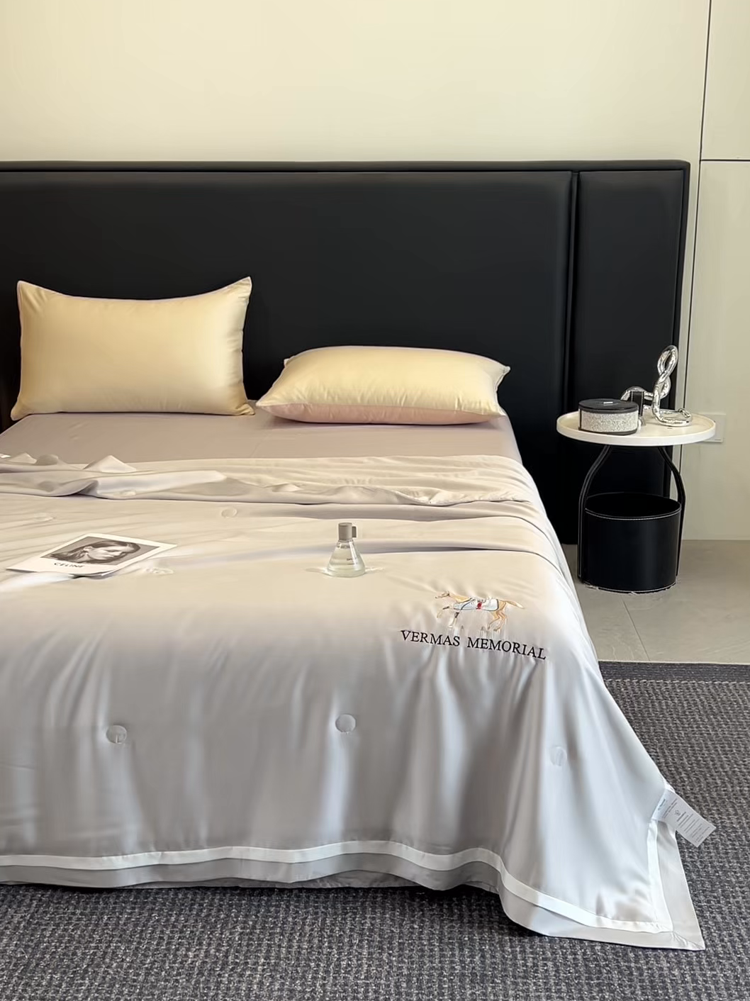 91家纺网 家纺一手货源 找家纺 薇玛仕 2026新款绣花80支兰精天丝可水洗蚕丝被100蚕丝填充夏凉被空调被 清雅灰