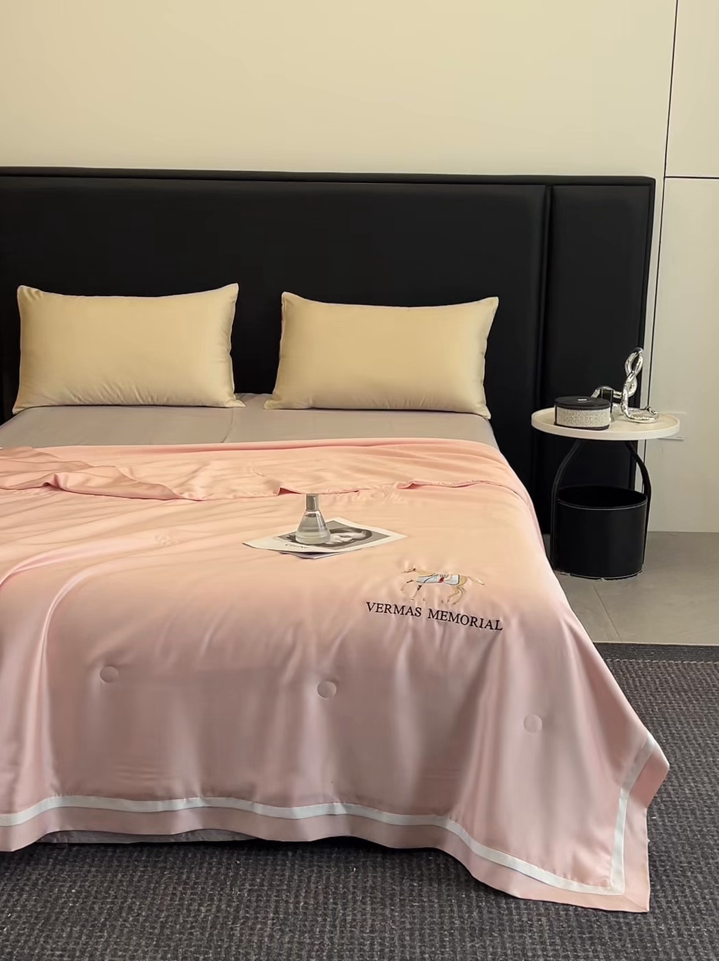 91家纺网 家纺一手货源 找家纺 薇玛仕 2026新款绣花80支兰精天丝可水洗蚕丝被100蚕丝填充夏凉被空调被 倩影粉