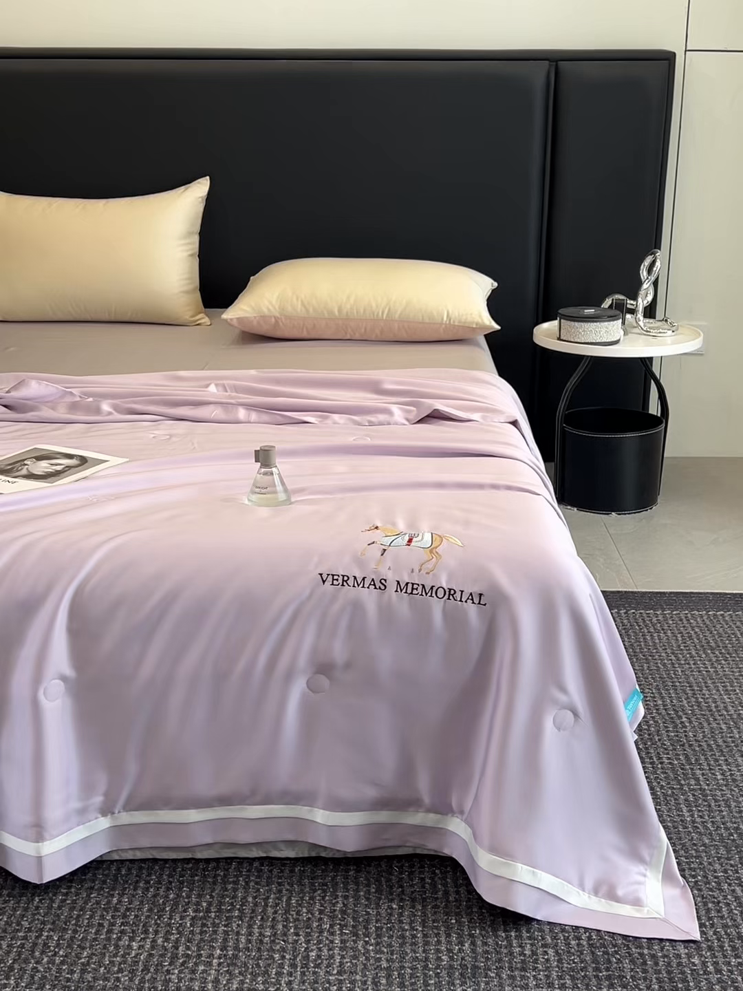 91家纺网 家纺一手货源 找家纺 薇玛仕 2026新款绣花80支兰精天丝可水洗蚕丝被100蚕丝填充夏凉被空调被 静谧紫