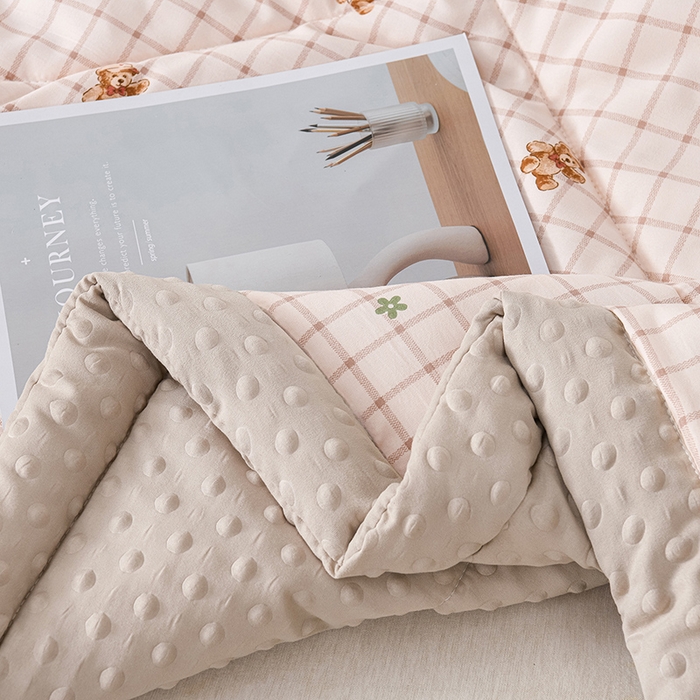 91家纺网 家纺一手货源 找家纺 壹张床 2026新款A类水洗棉3D豆豆夏被夏凉被空调被 格子萌熊