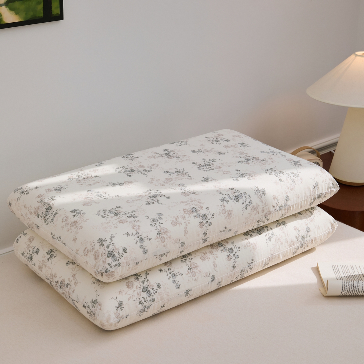 91家纺网 家纺一手货源 找家纺 百寐 2026新款全棉纯棉A类双层纱立体记忆深睡枕芯保护套42*70纯棉枕套 清秋素颜