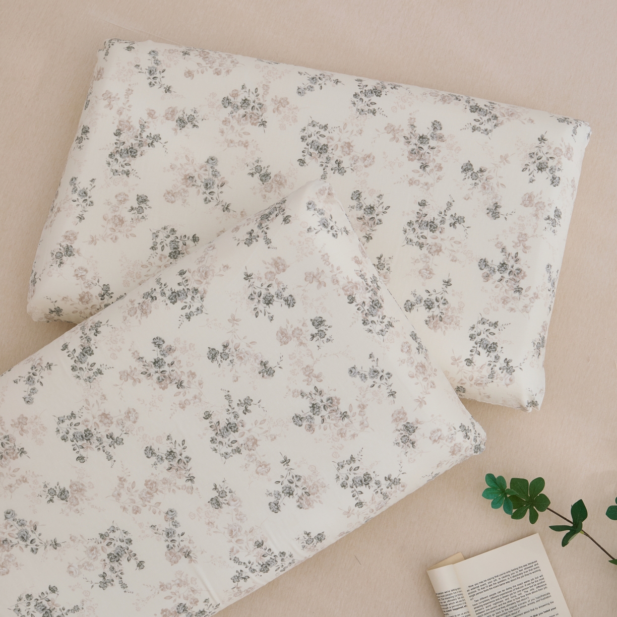 91家纺网 家纺一手货源 找家纺 百寐 2026新款全棉纯棉A类双层纱立体记忆深睡枕芯保护套42*70纯棉枕套 清秋素颜