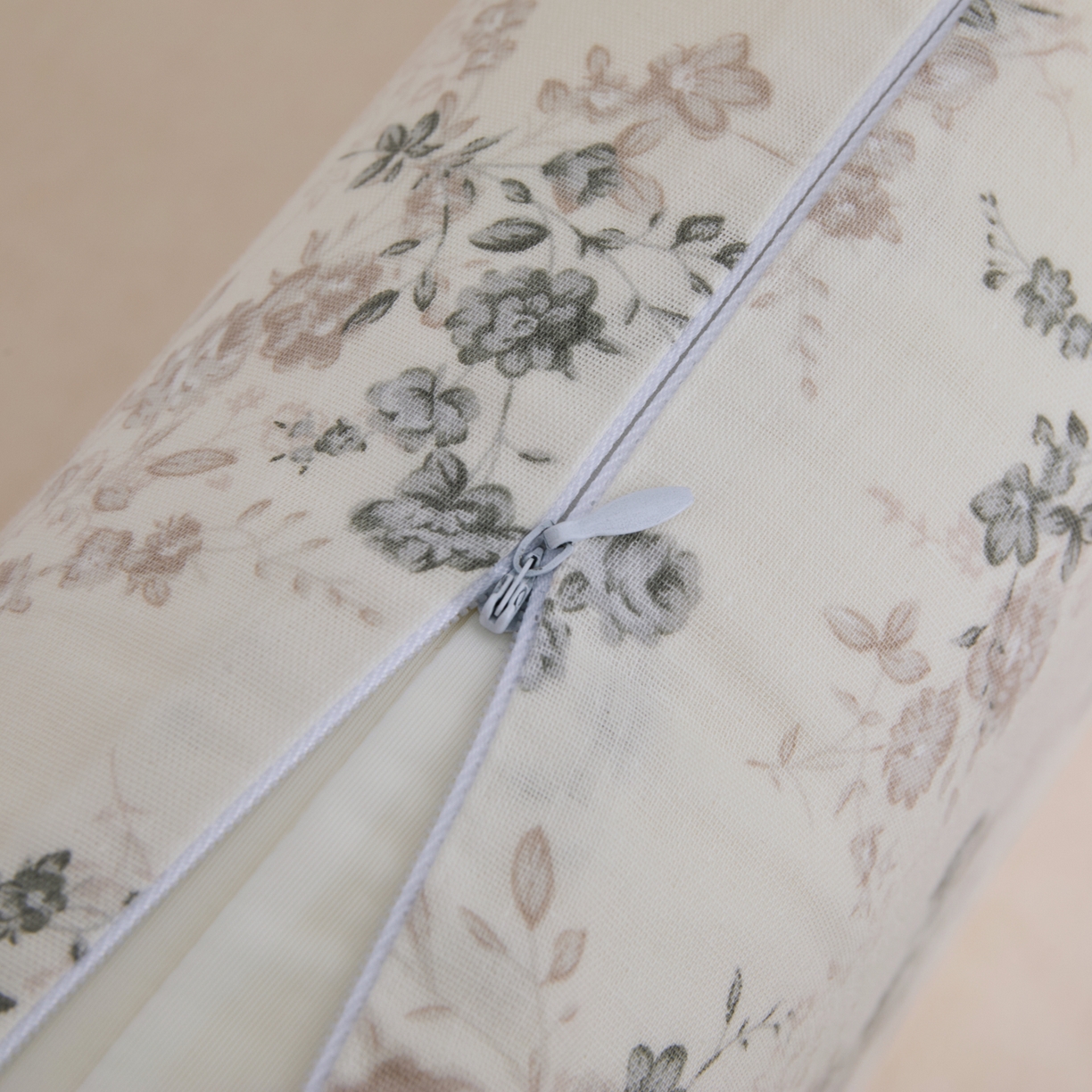 91家纺网 家纺一手货源 找家纺 百寐 2026新款全棉纯棉A类双层纱立体记忆深睡枕芯保护套42*70纯棉枕套 清秋素颜