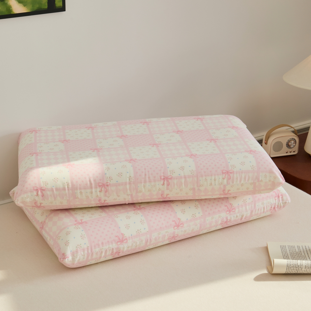 91家纺网 家纺一手货源 找家纺 百寐 2026新款全棉纯棉A类双层纱立体记忆深睡枕芯保护套42*70纯棉枕套 小城故事