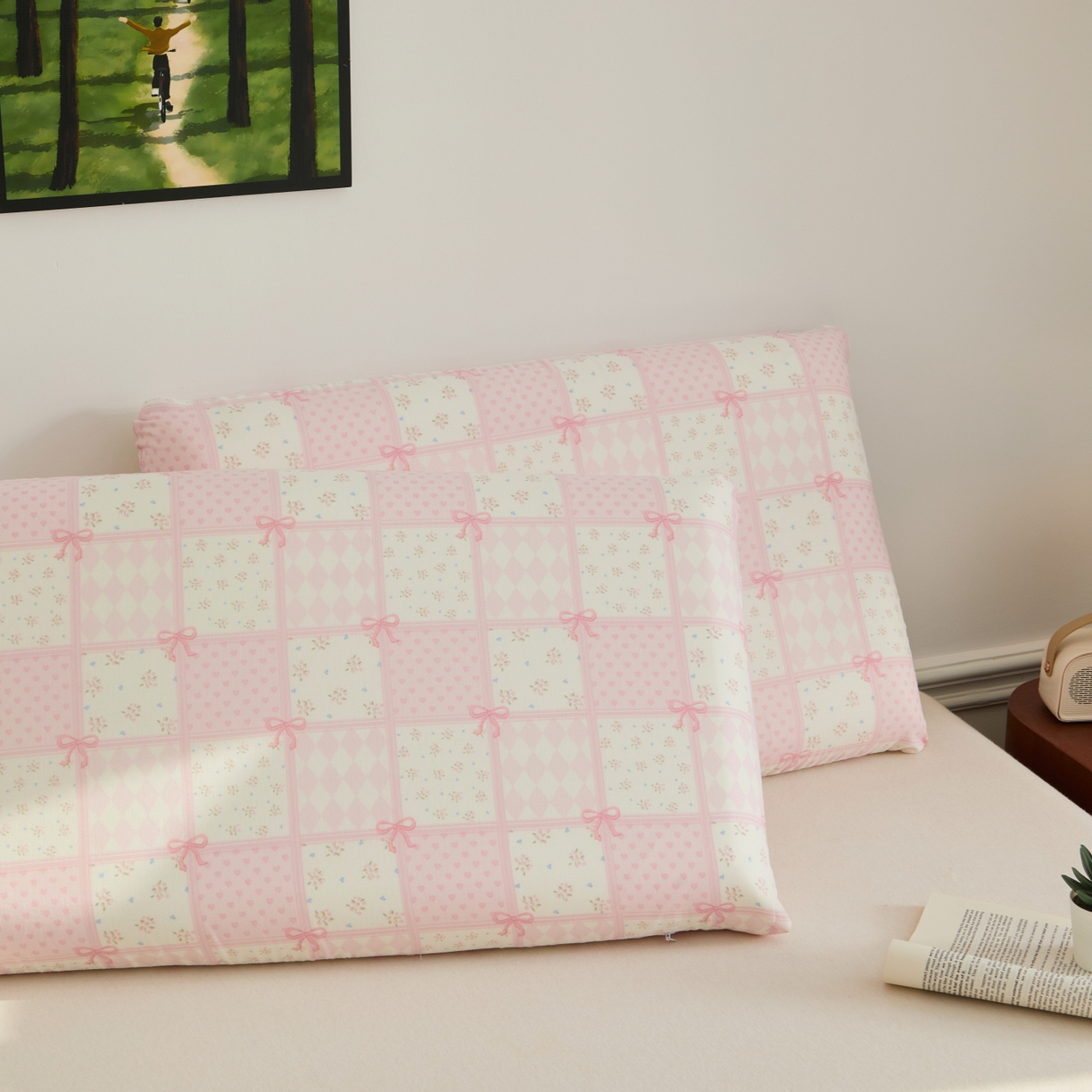 91家纺网 家纺一手货源 找家纺 百寐 2026新款全棉纯棉A类双层纱立体记忆深睡枕芯保护套42*70纯棉枕套 小城故事