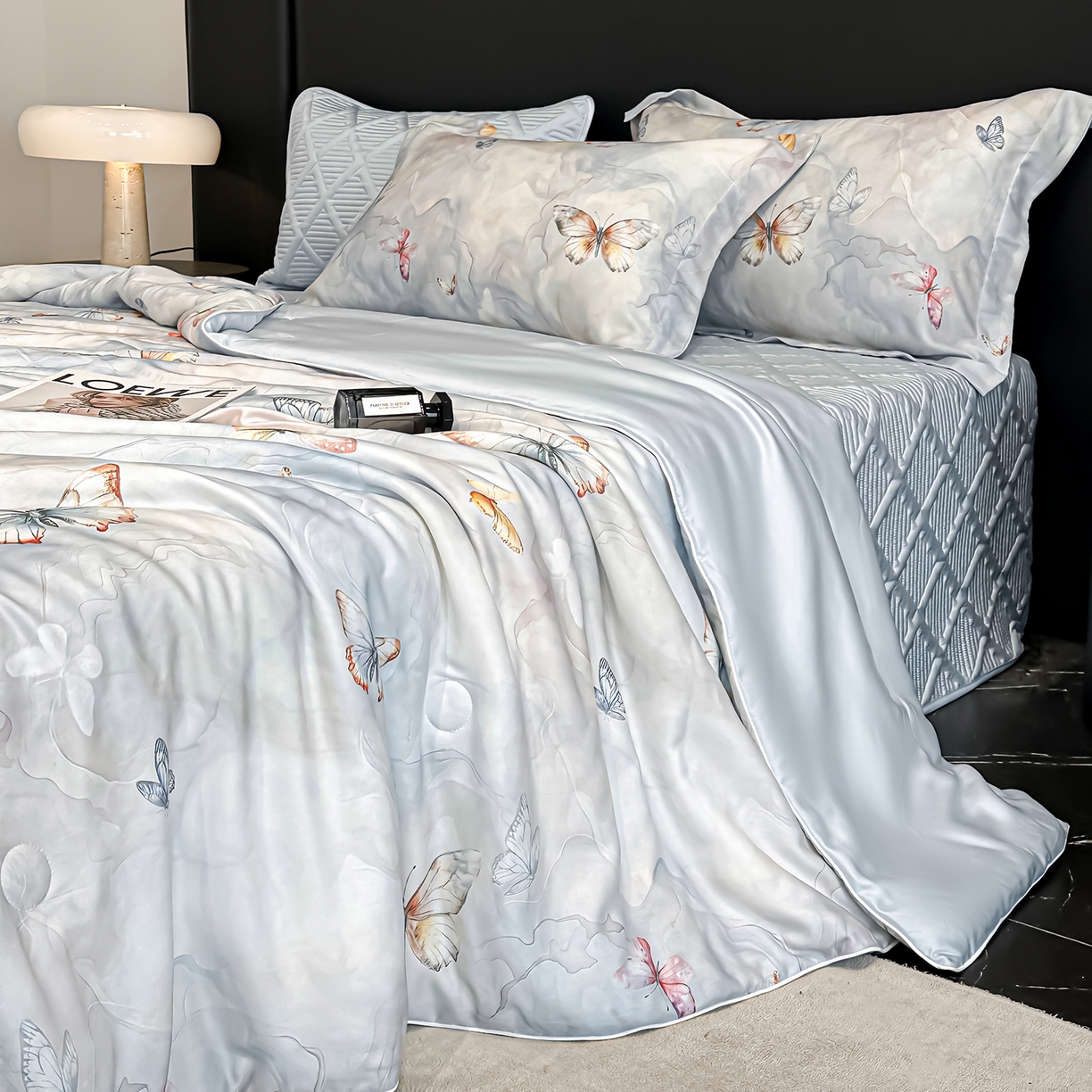 91家纺网 家纺一手货源 找家纺 吾诺家居 2026春夏新款数码印花莱赛尔天丝夏被夏凉被空调被-天印系列 蝶语-蓝