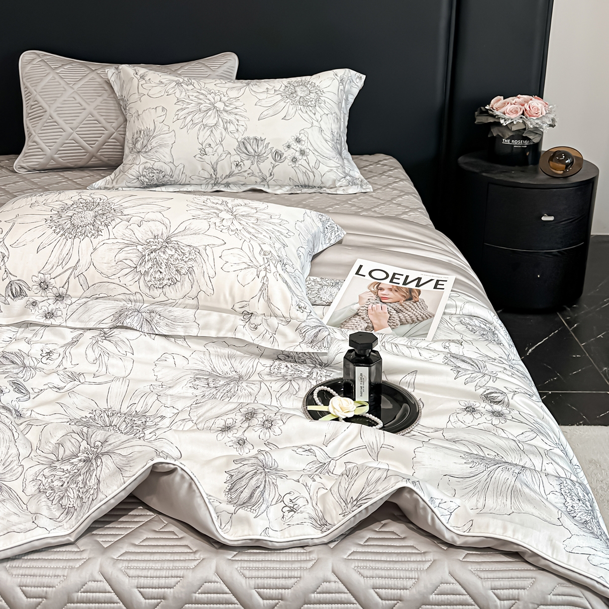 91家纺网 家纺一手货源 找家纺 吾诺家居 2026春夏新款数码印花莱赛尔天丝夏被夏凉被空调被-天印系列 青墨花影