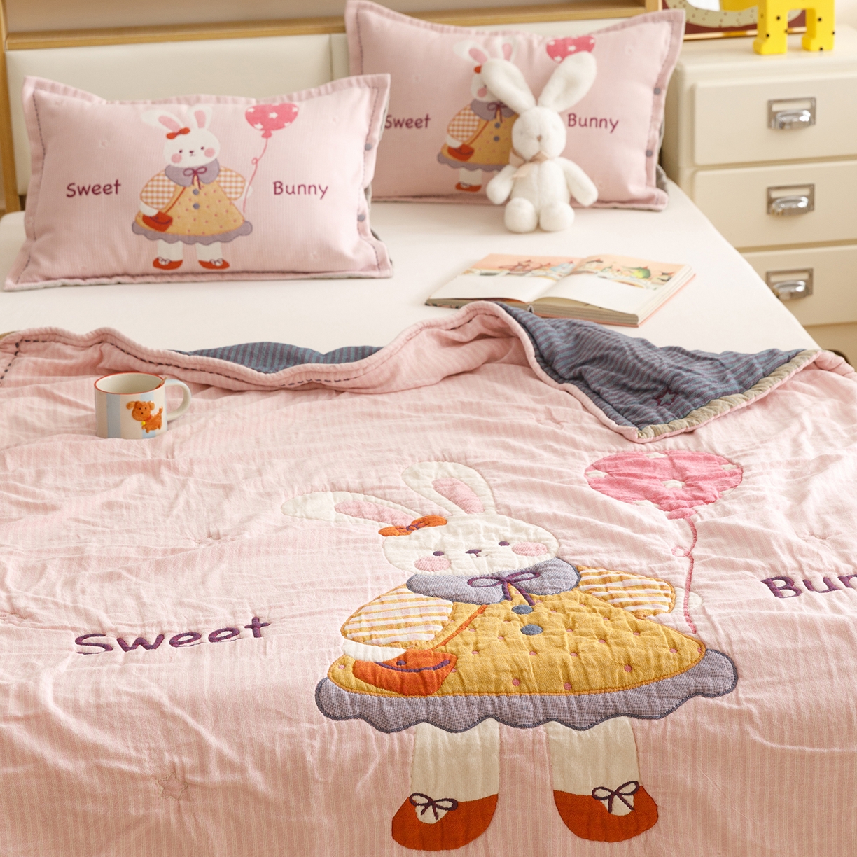 91家纺网 家纺一手货源 找家纺 悦然毛巾被 2026新款全棉纱布儿童泡泡被夏被盖毯  甜蜜小免