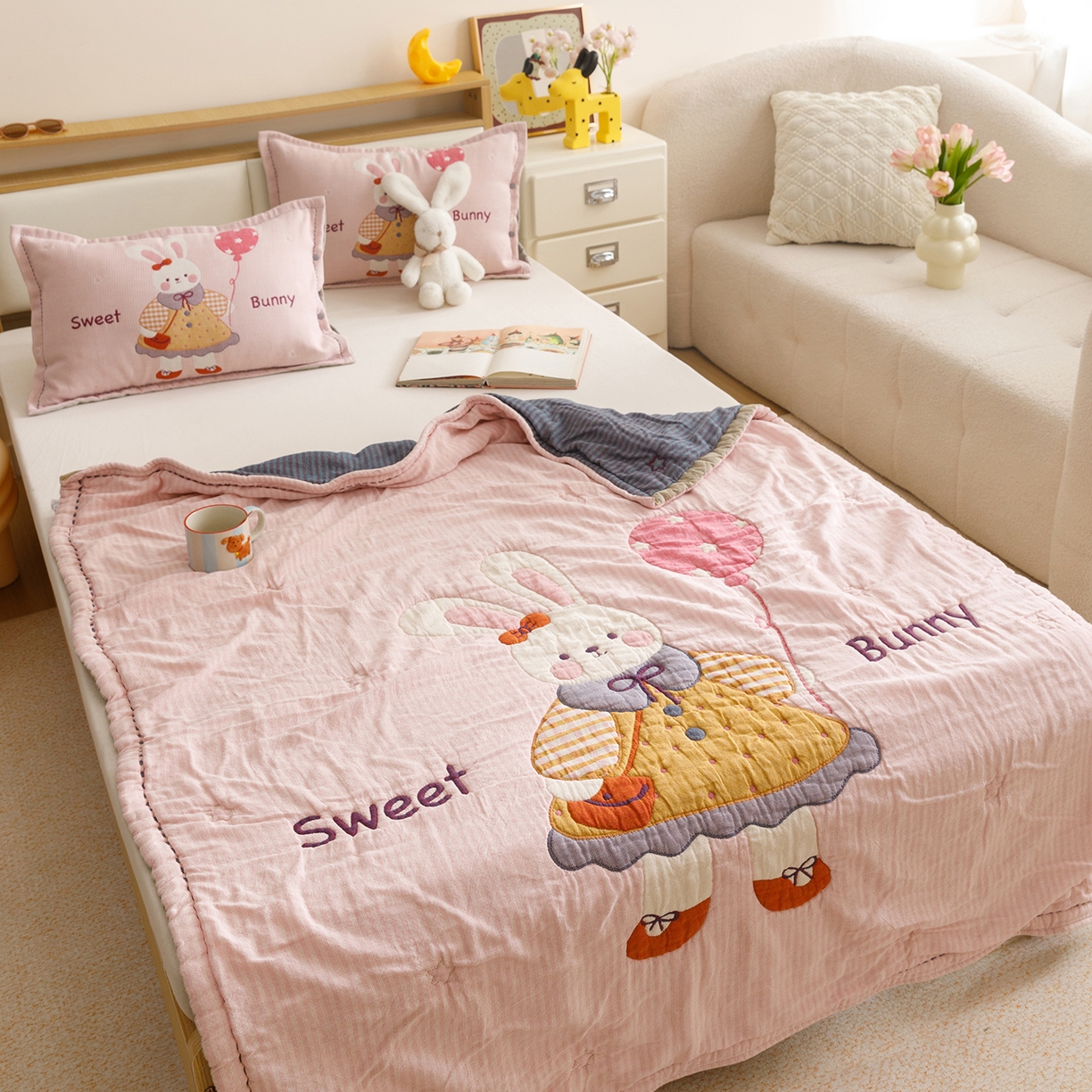 91家纺网 家纺一手货源 找家纺 悦然毛巾被 2026新款全棉纱布儿童泡泡被夏被盖毯  甜蜜小免