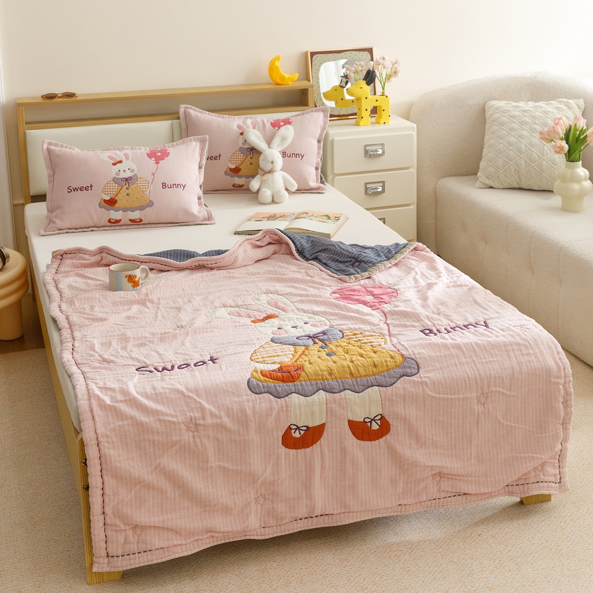 91家纺网 家纺一手货源 找家纺 悦然毛巾被 2026新款全棉纱布儿童泡泡被夏被盖毯  甜蜜小免