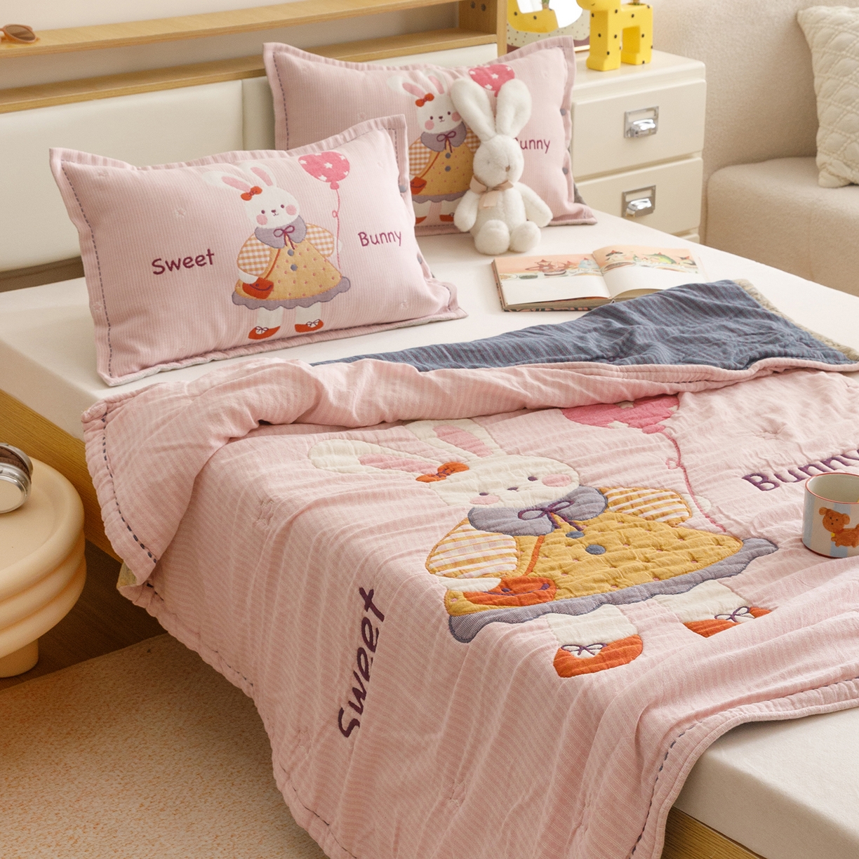 91家纺网 家纺一手货源 找家纺 悦然毛巾被 2026新款全棉纱布儿童泡泡被夏被盖毯  甜蜜小免