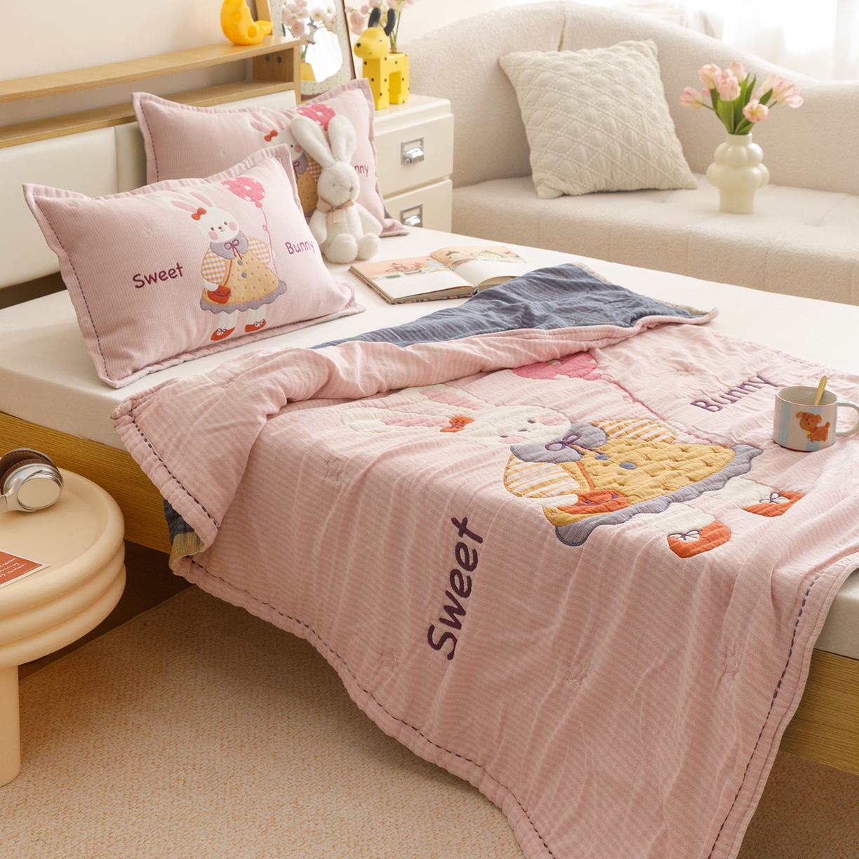 91家纺网 家纺一手货源 找家纺 悦然毛巾被 2026新款全棉纱布儿童泡泡被夏被盖毯  甜蜜小免