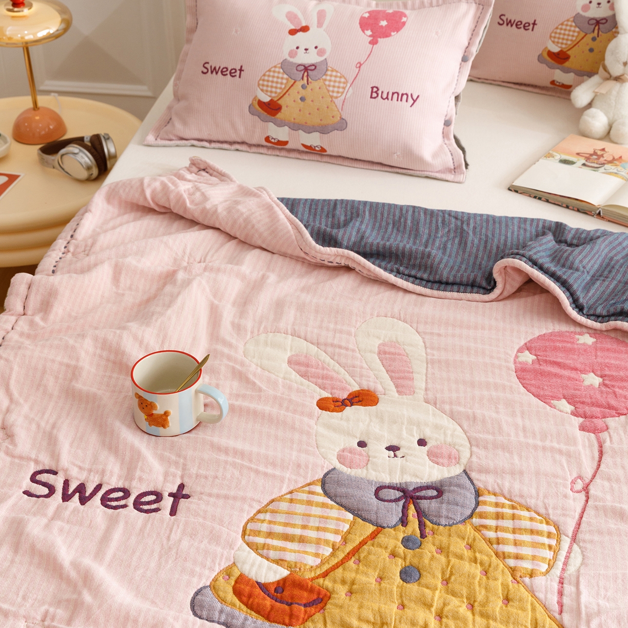 91家纺网 家纺一手货源 找家纺 悦然毛巾被 2026新款全棉纱布儿童泡泡被夏被盖毯  甜蜜小免