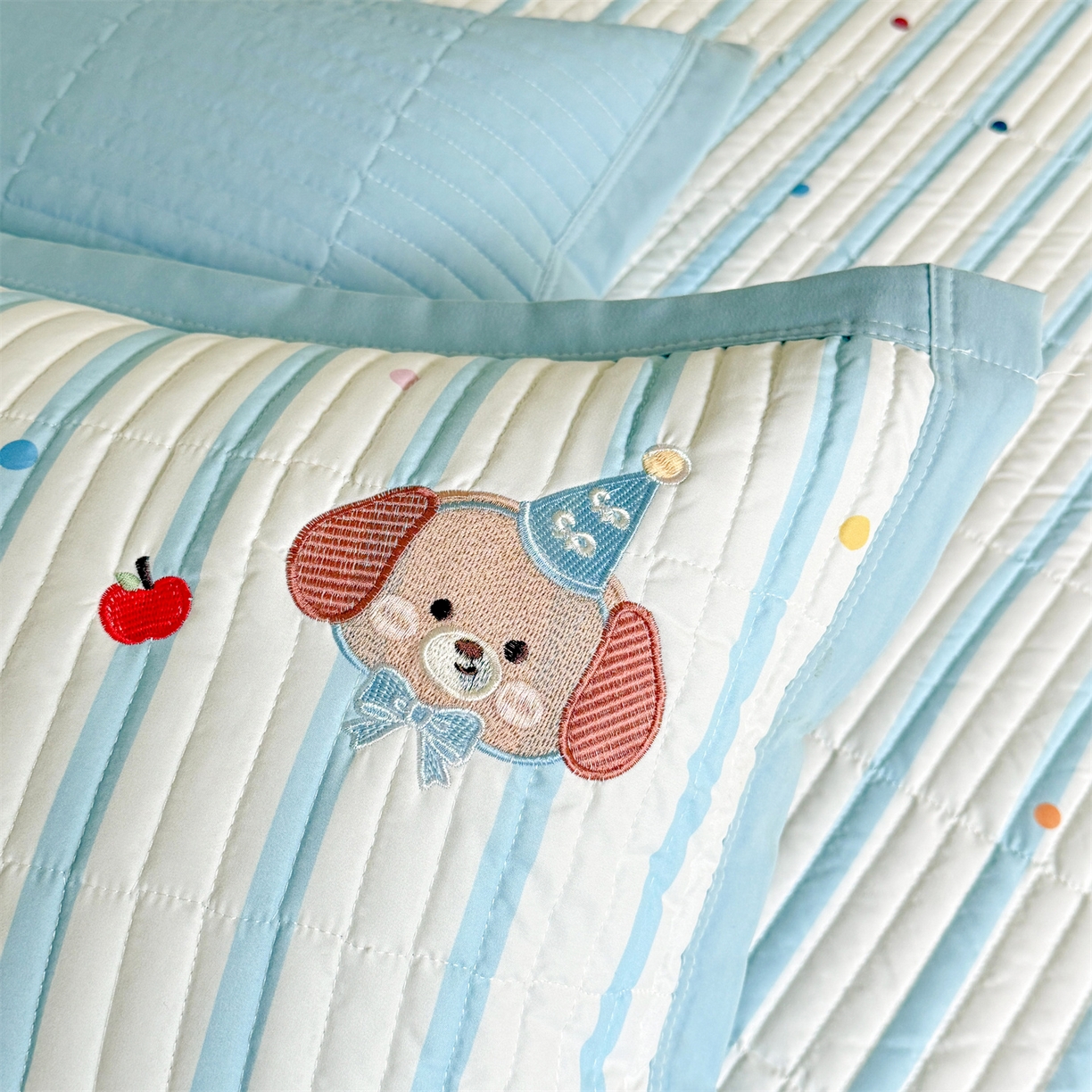 91家纺网 家纺一手货源 找家纺 优贝家纺 2026新款高克重水洗棉云感棉印+贴布绣卡通床盖夹棉软席三件套 萌犬乐园