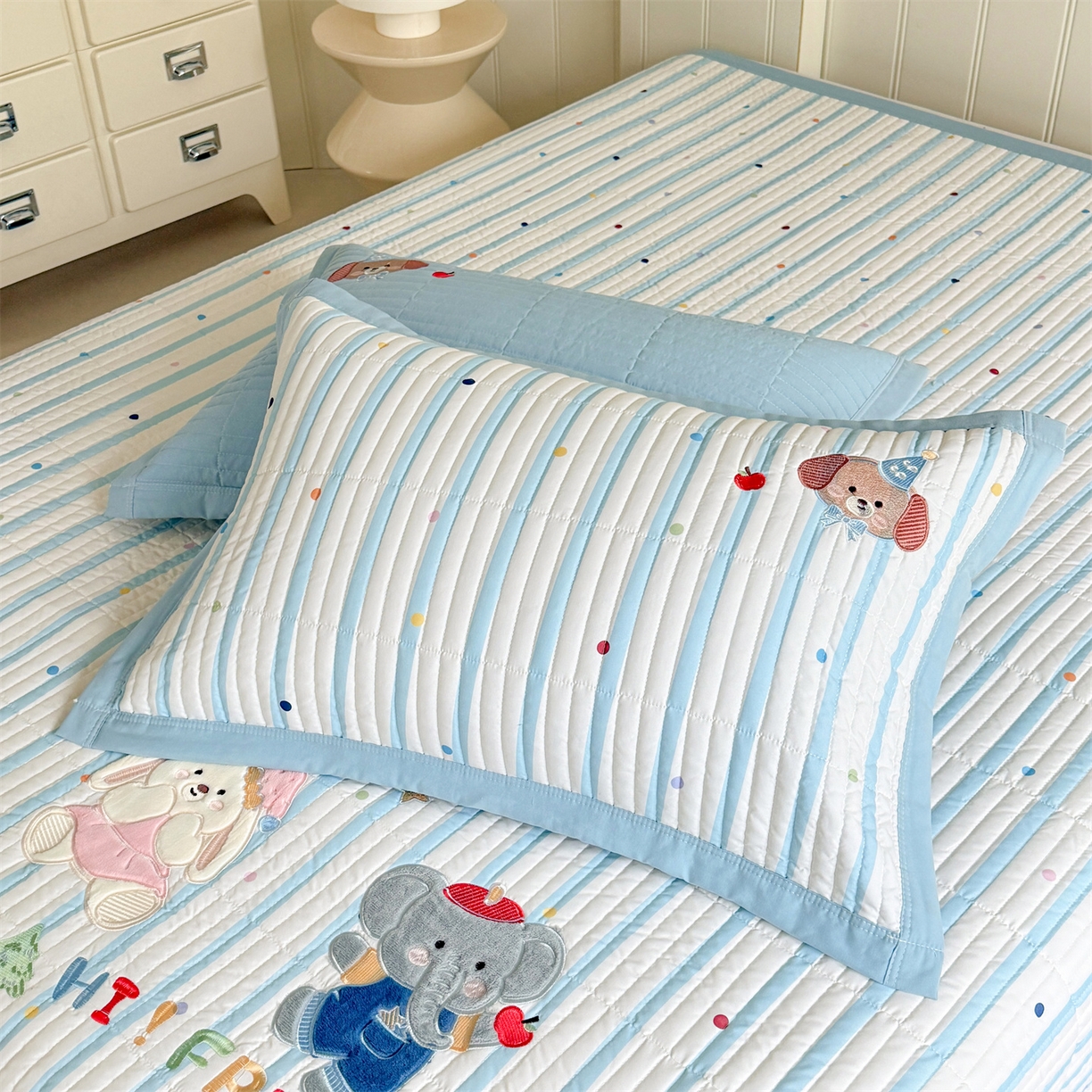 91家纺网 家纺一手货源 找家纺 优贝家纺 2026新款高克重水洗棉云感棉印+贴布绣卡通床盖夹棉软席三件套 萌犬乐园