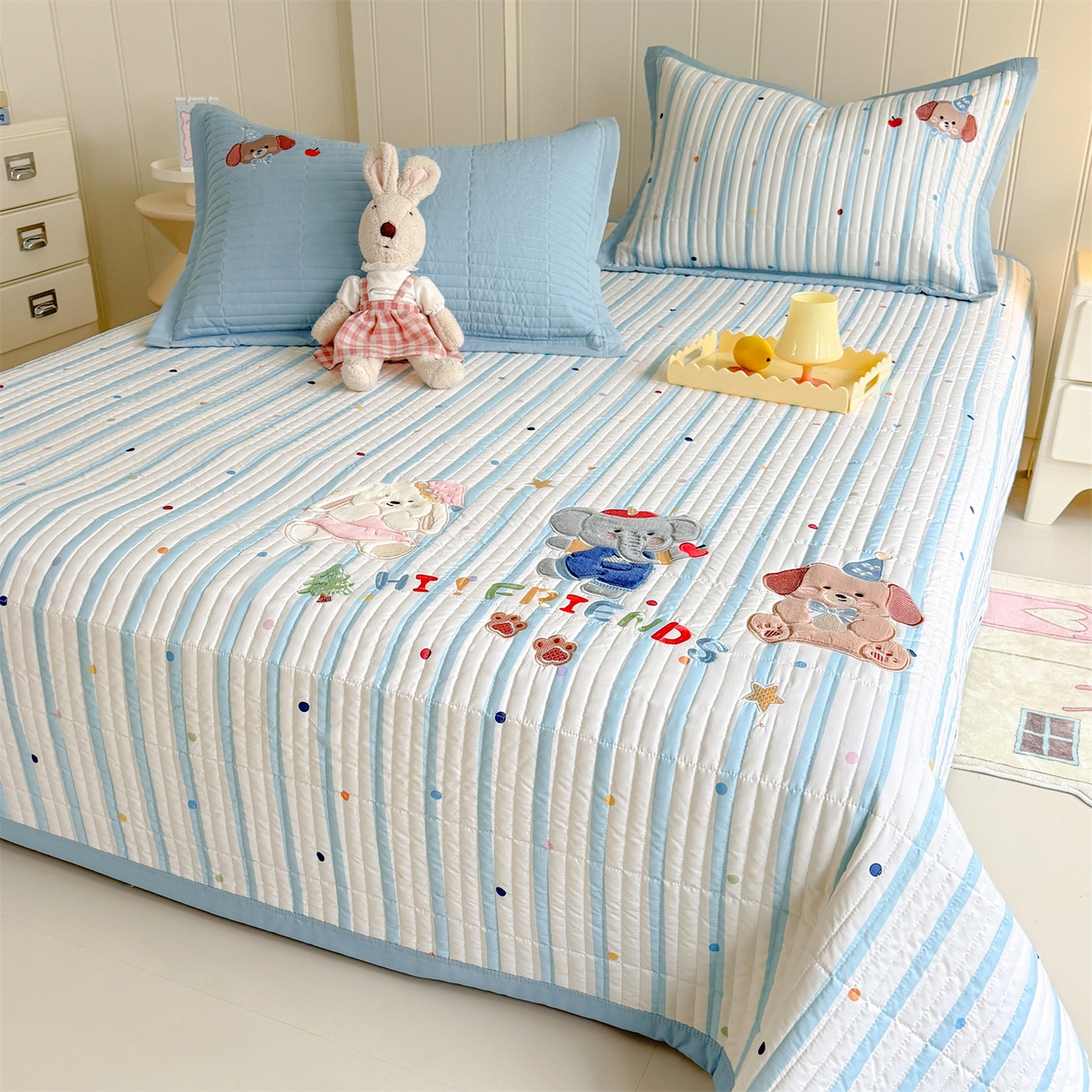 91家纺网 家纺一手货源 找家纺 优贝家纺 2026新款高克重水洗棉云感棉印+贴布绣卡通床盖夹棉软席三件套 萌犬乐园