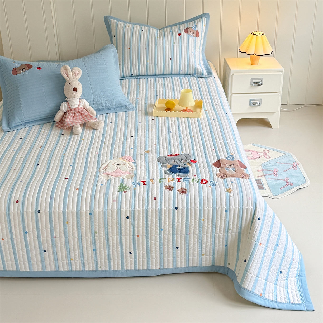 91家纺网 家纺一手货源 找家纺 优贝家纺 2026新款高克重水洗棉云感棉印+贴布绣卡通床盖夹棉软席三件套 萌犬乐园