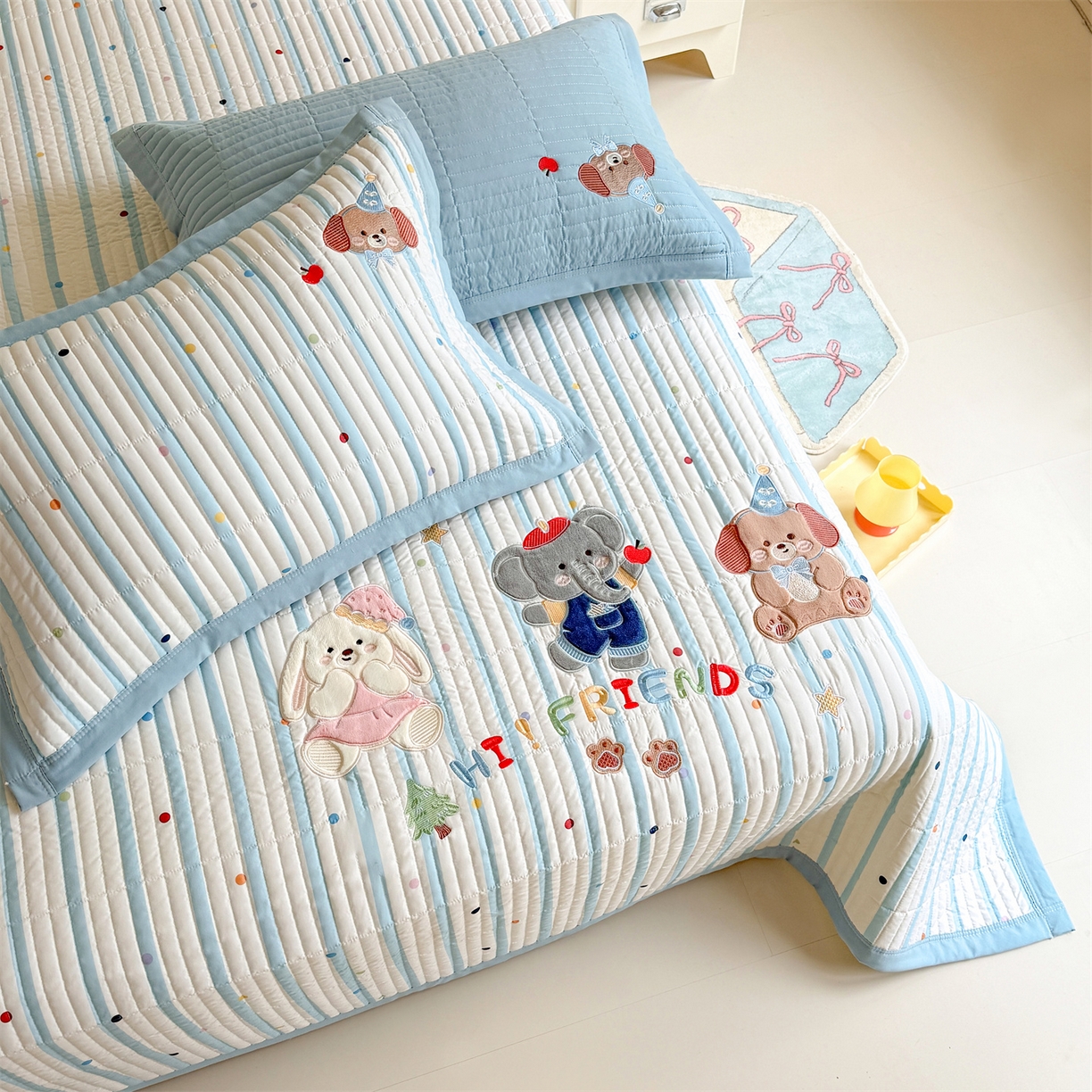 91家纺网 家纺一手货源 找家纺 优贝家纺 2026新款高克重水洗棉云感棉印+贴布绣卡通床盖夹棉软席三件套 萌犬乐园