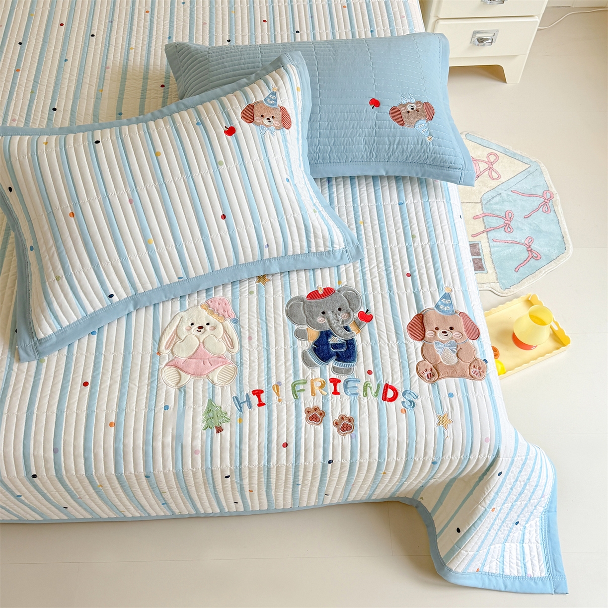 91家纺网 家纺一手货源 找家纺 优贝家纺 2026新款高克重水洗棉云感棉印+贴布绣卡通床盖夹棉软席三件套 萌犬乐园