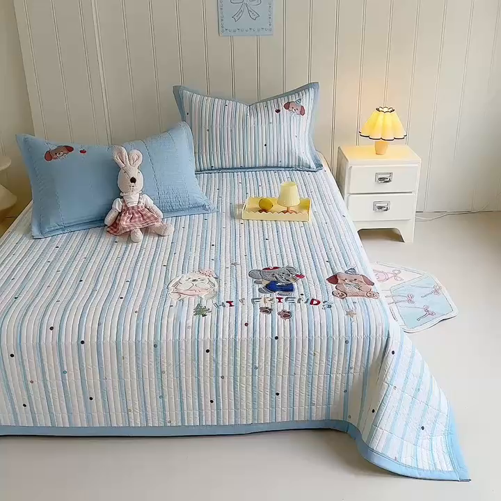 91家纺网 家纺一手货源 找家纺 优贝家纺 2026新款高克重水洗棉云感棉印+贴布绣卡通床盖夹棉软席三件套 萌犬乐园