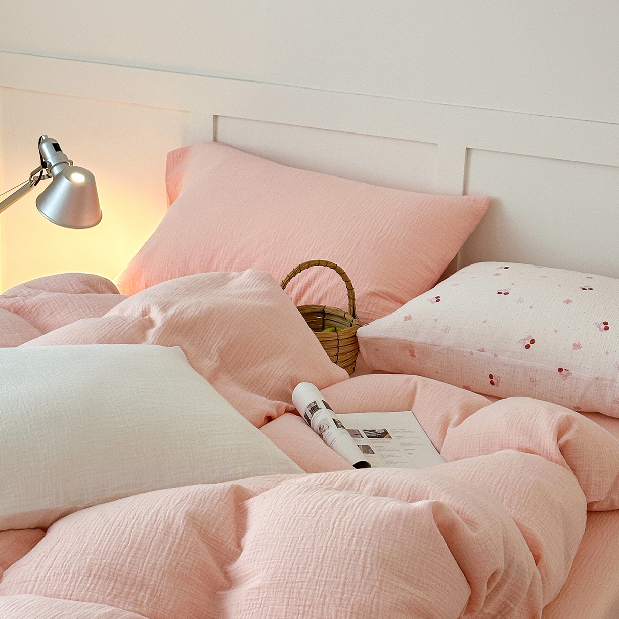 91家纺网 家纺一手货源 找家纺 玖弘家居 2026新款糖果印花色系皱皱纱四件套系列 蜜粉（蜜粉+粉樱浅印）