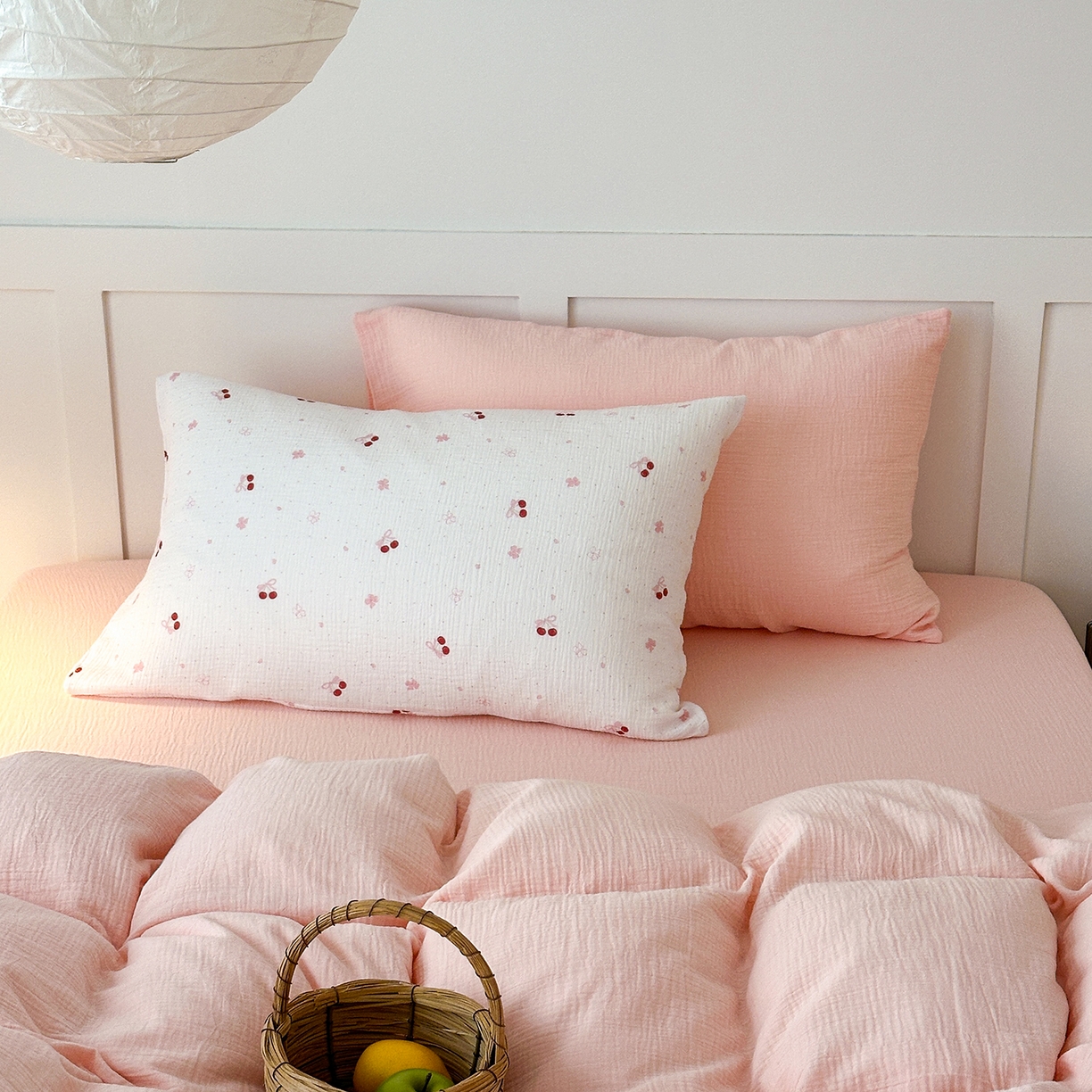 91家纺网 家纺一手货源 找家纺 玖弘家居 2026新款糖果印花色系皱皱纱四件套系列 蜜粉（蜜粉+粉樱浅印）