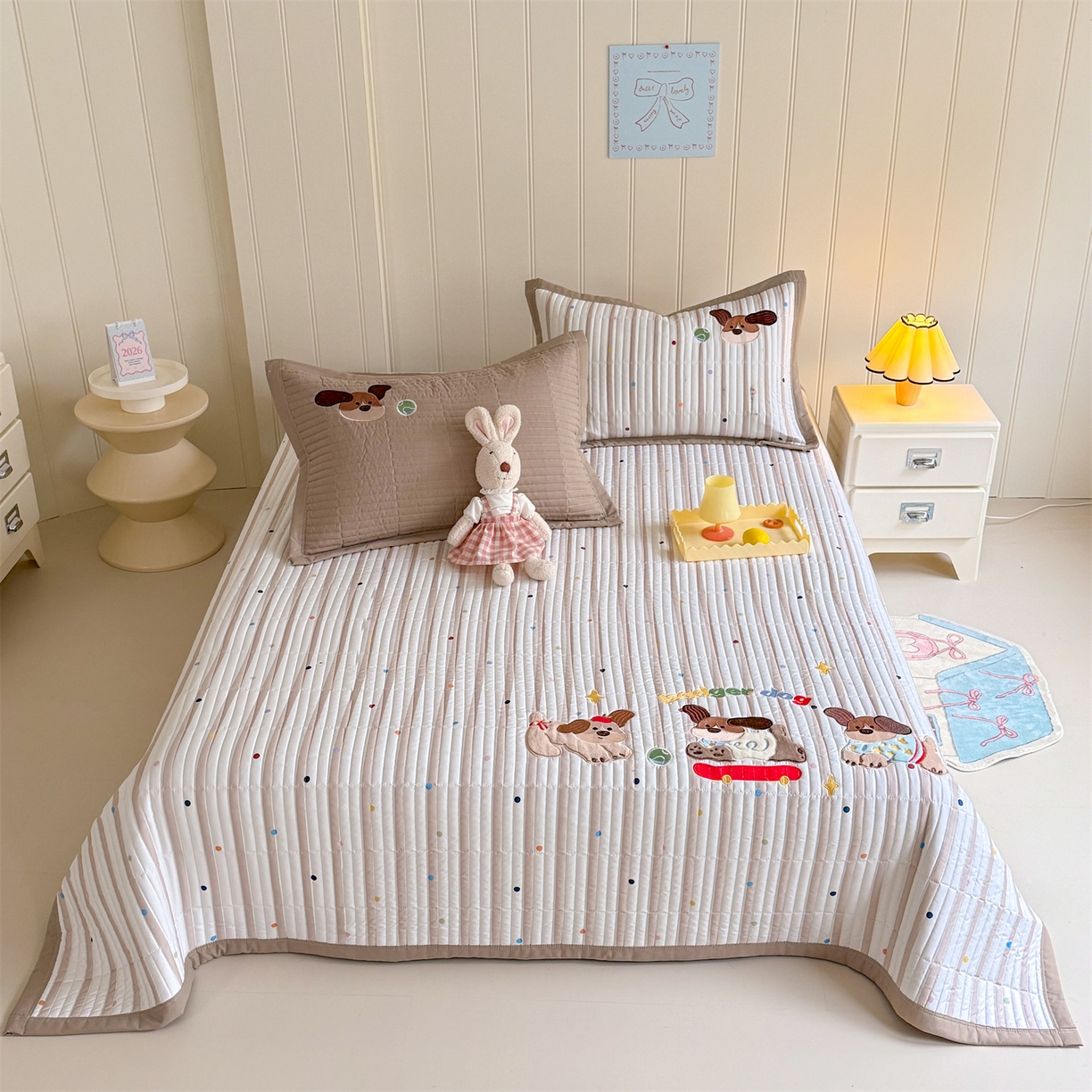 91家纺网 家纺一手货源 找家纺 优贝家纺 2026新款高克重水洗棉云感棉印+贴布绣卡通床盖夹棉软席三件套 萌萌腊肠狗