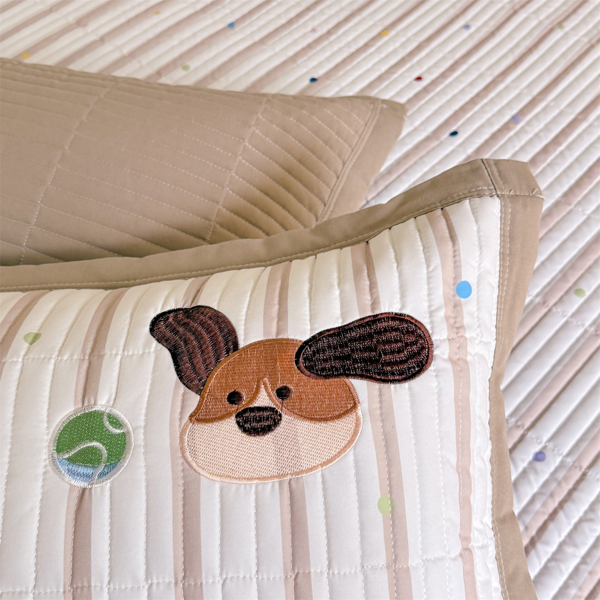 91家纺网 家纺一手货源 找家纺 优贝家纺 2026新款高克重水洗棉云感棉印+贴布绣卡通床盖夹棉软席三件套 萌萌腊肠狗