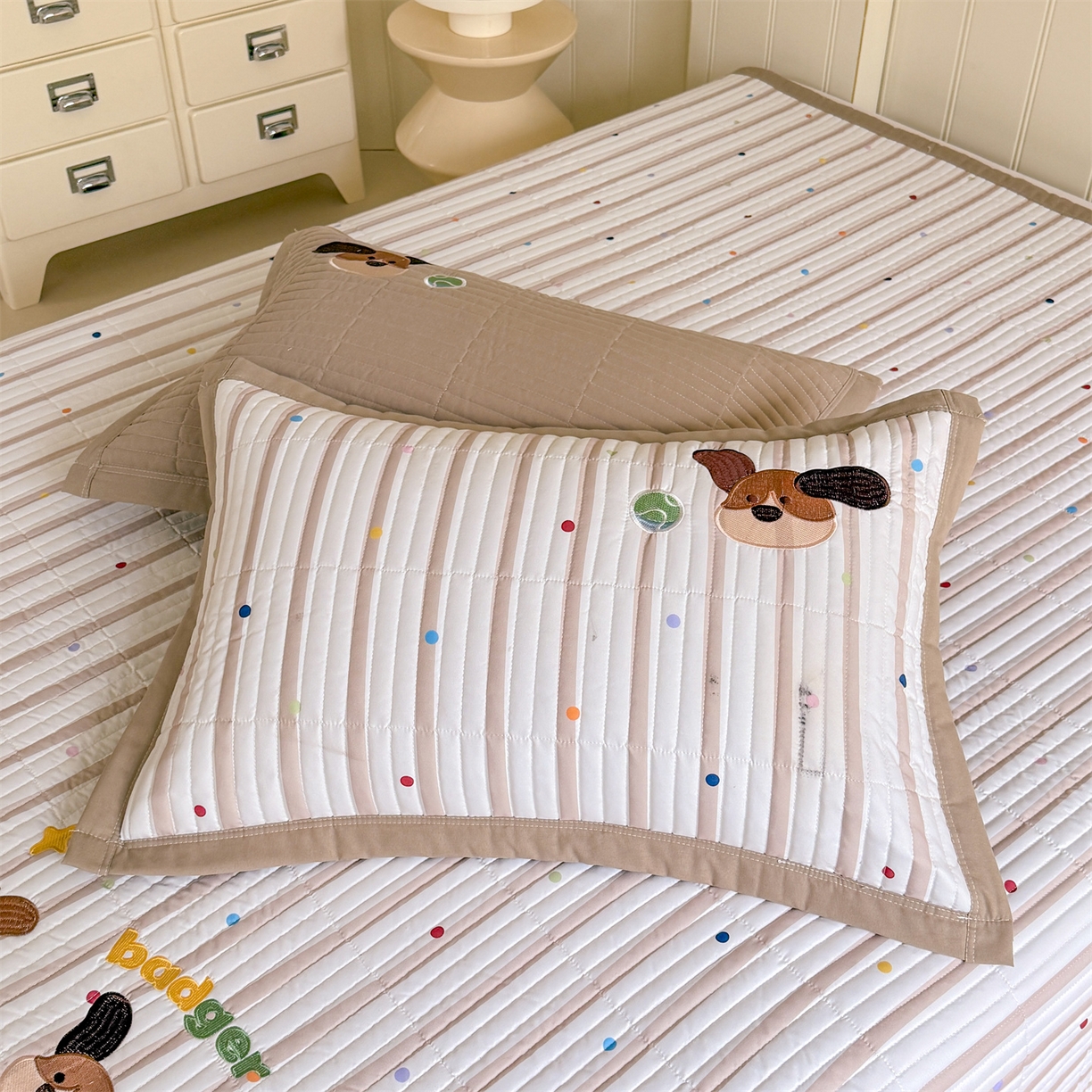 91家纺网 家纺一手货源 找家纺 优贝家纺 2026新款高克重水洗棉云感棉印+贴布绣卡通床盖夹棉软席三件套 萌萌腊肠狗