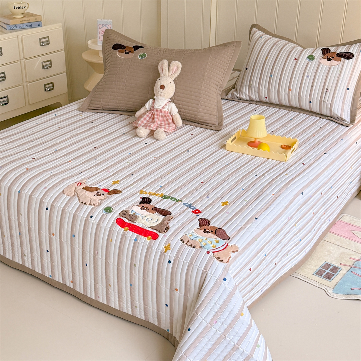 优贝家纺 2026新款高克重水洗棉云感棉印+贴布绣卡通床盖夹棉软席三件套 萌萌腊肠狗