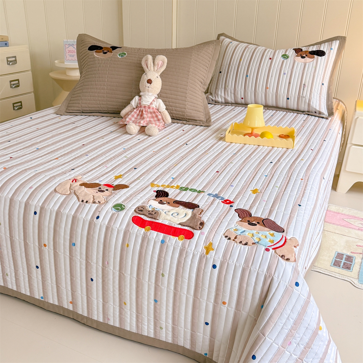 91家纺网 家纺一手货源 找家纺 优贝家纺 2026新款高克重水洗棉云感棉印+贴布绣卡通床盖夹棉软席三件套 萌萌腊肠狗