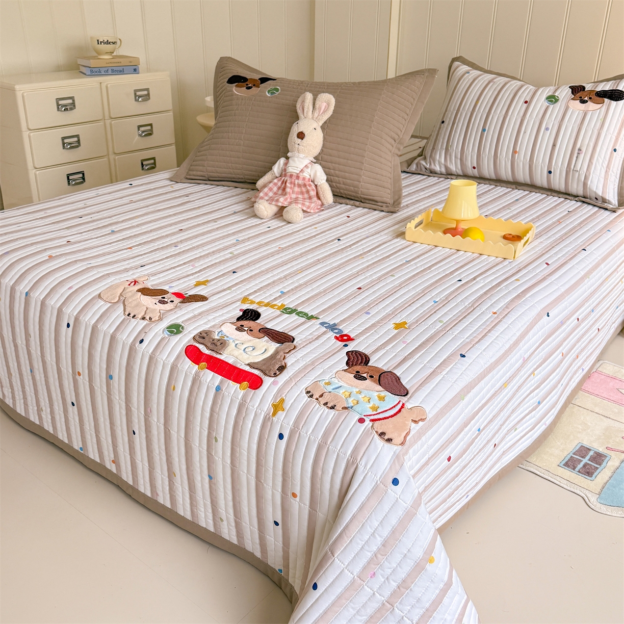 91家纺网 家纺一手货源 找家纺 优贝家纺 2026新款高克重水洗棉云感棉印+贴布绣卡通床盖夹棉软席三件套 萌萌腊肠狗