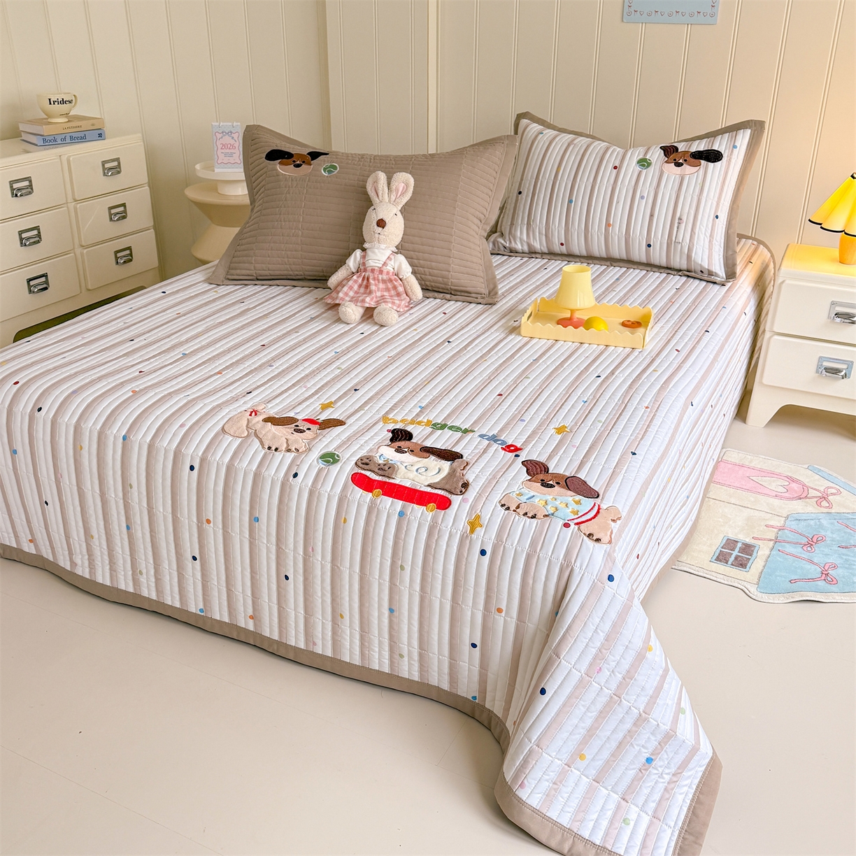 91家纺网 家纺一手货源 找家纺 优贝家纺 2026新款高克重水洗棉云感棉印+贴布绣卡通床盖夹棉软席三件套 萌萌腊肠狗