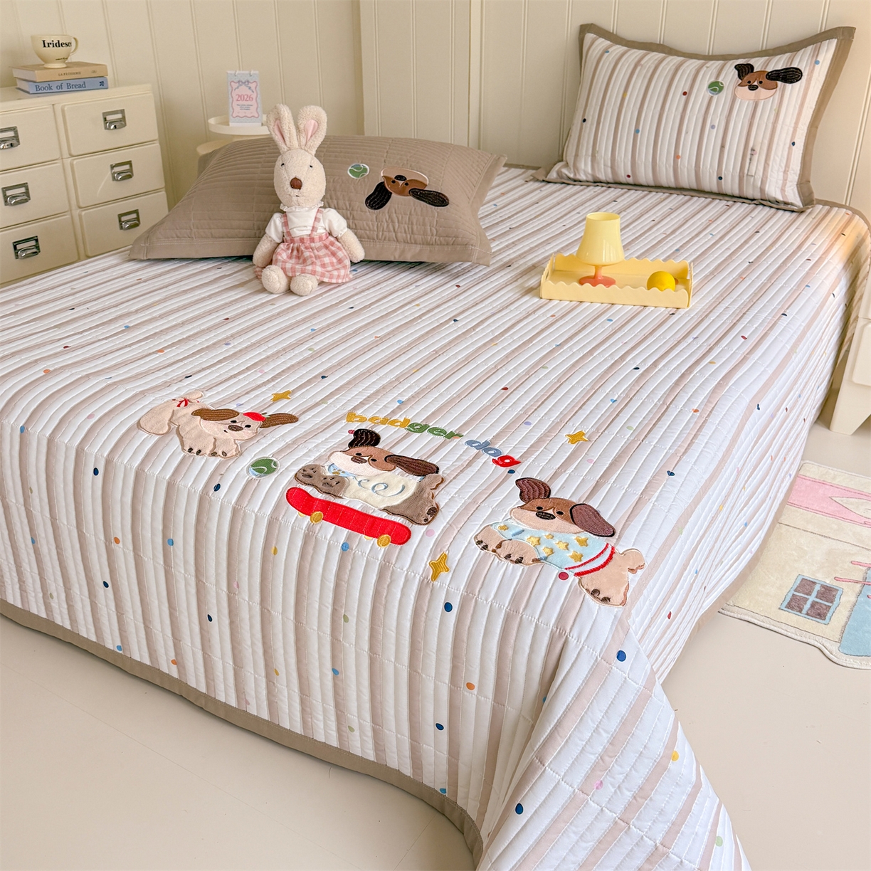 91家纺网 家纺一手货源 找家纺 优贝家纺 2026新款高克重水洗棉云感棉印+贴布绣卡通床盖夹棉软席三件套 萌萌腊肠狗