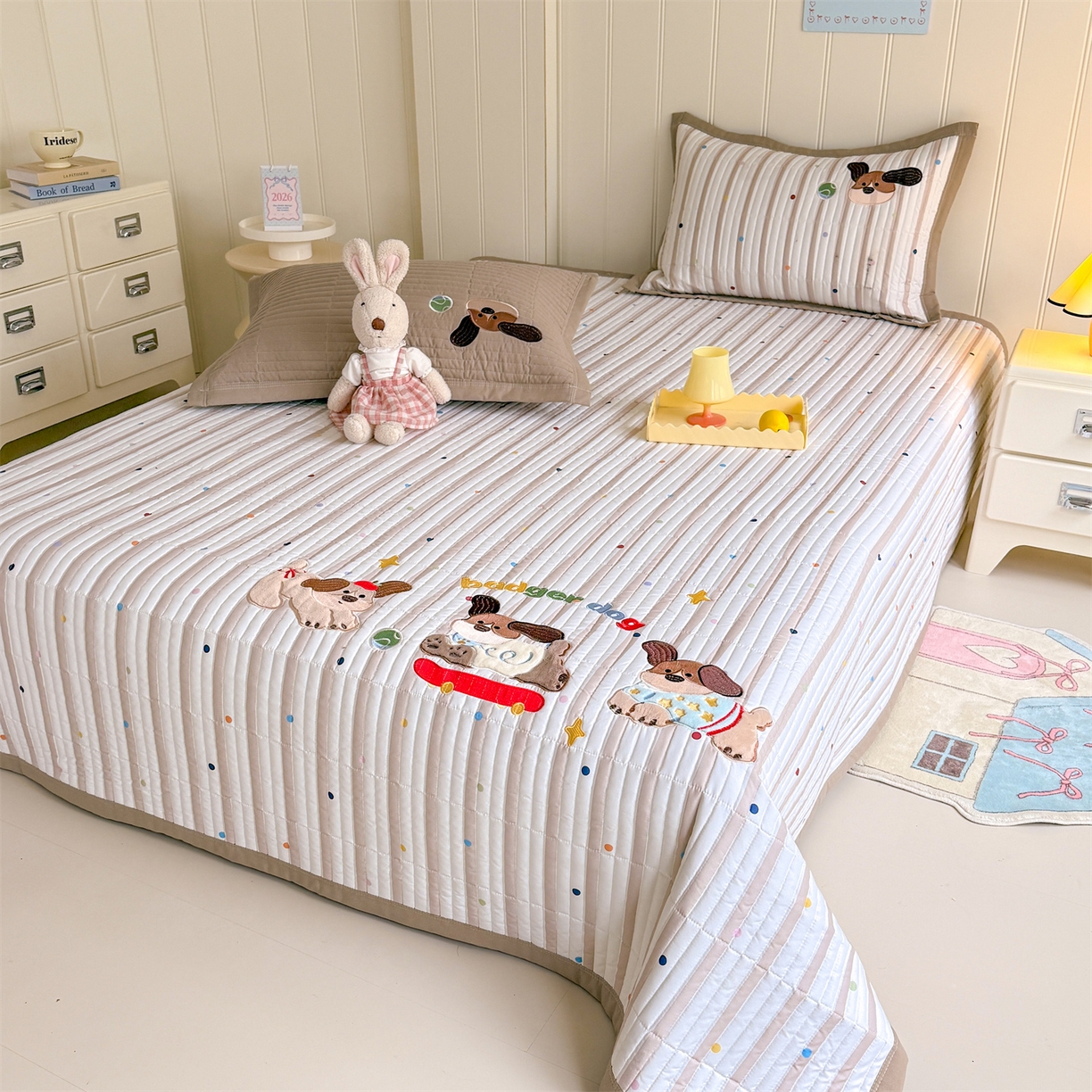 91家纺网 家纺一手货源 找家纺 优贝家纺 2026新款高克重水洗棉云感棉印+贴布绣卡通床盖夹棉软席三件套 萌萌腊肠狗