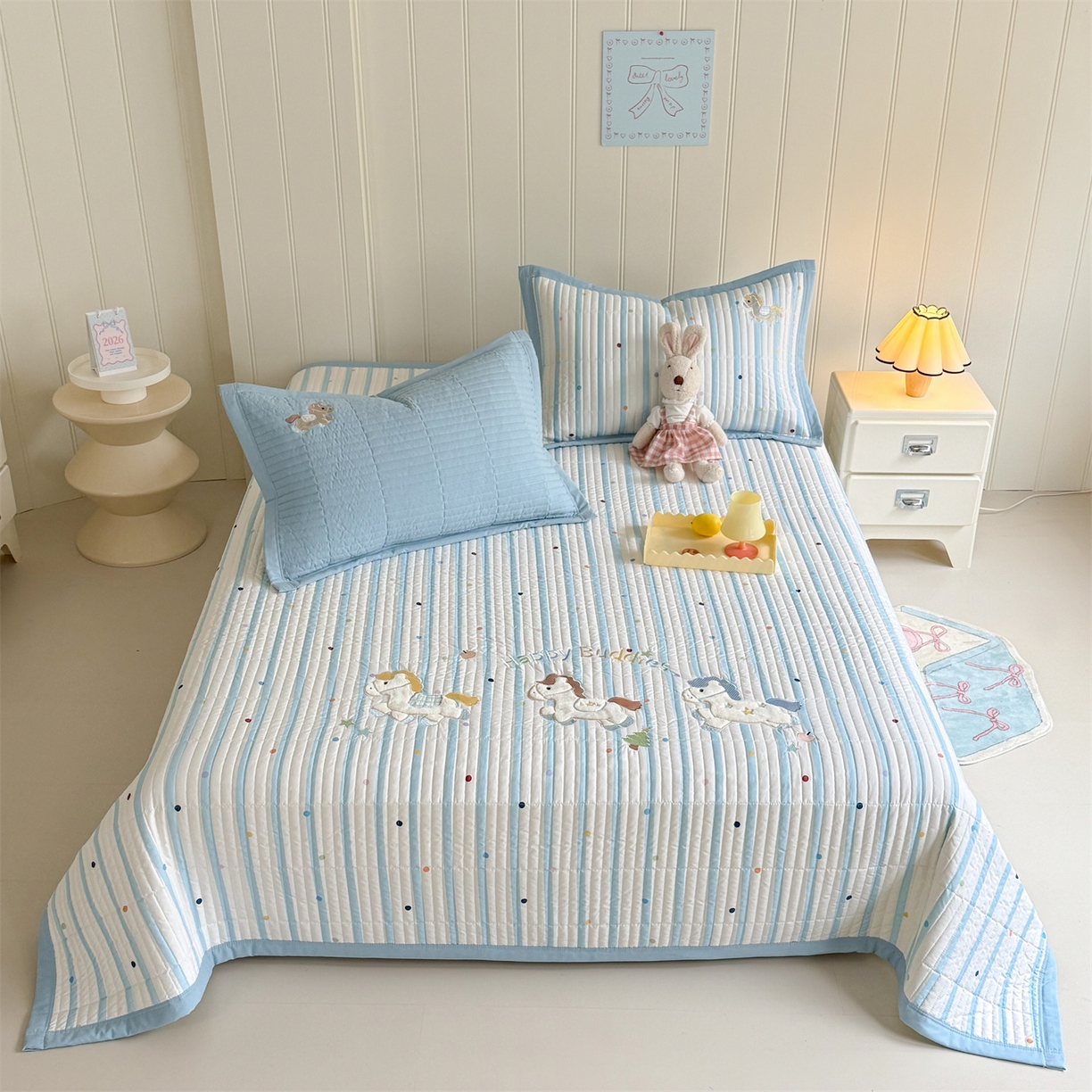 91家纺网 家纺一手货源 找家纺 优贝家纺 2026新款高克重水洗棉云感棉印+贴布绣卡通床盖夹棉软席三件套 木马小团花