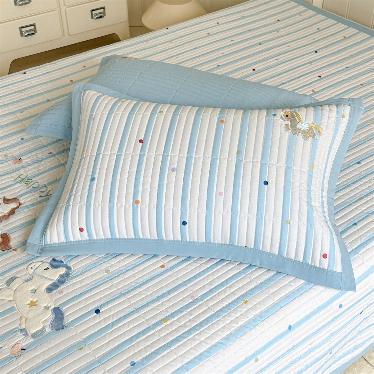 91家纺网 家纺一手货源 找家纺 优贝家纺 2026新款高克重水洗棉云感棉印+贴布绣卡通床盖夹棉软席三件套 木马小团花